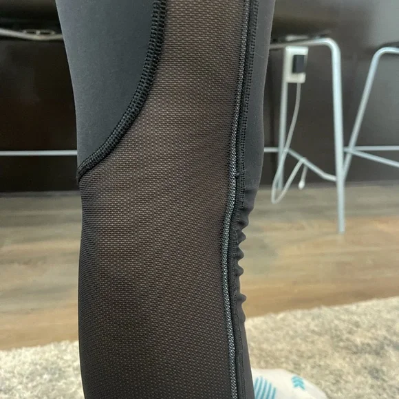 Lululemon Cropped Capri Leggings with mesh and reflective detail - Picture 6 of 6